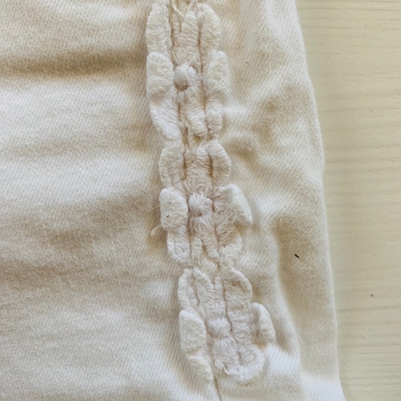 White shorts with floral detail - Picture 3 of 3